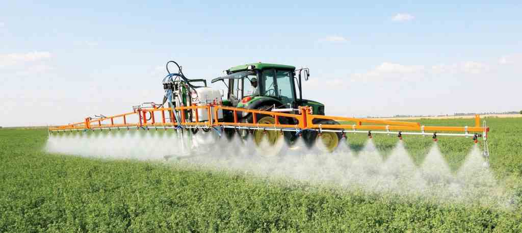 Pestisit uygulaması ile zararlı böcek ve haşerelerin bitkilerden uzaklaştırılması amaçlanmaktadır